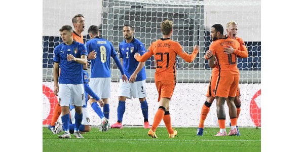 Donny van de Beek dává první gól národního týmu